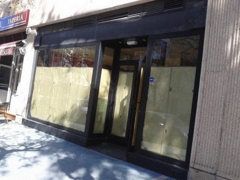 100 m/2 local for rent in the Center of Marbella! in one of the best location for any business as it is on one of the main streets of many bars restaurants just by Ricardo Soriano, with good walking traffic.The local is empty , completly finished wit...