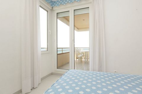 Questo spazioso appartamento a Vinaròs dispone di 2 camere da letto ed è ideale per una famiglia di 5 persone con bambini da soggiornare. Offre una piscina in comune, una terrazza privata e un giardino in comune e ha una spiaggia di ciottoli direttam...