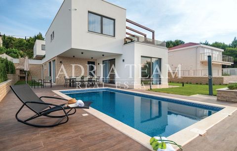 Luxury villa for sale of approx. 300 m2, 605 m2 land space, 5 double rooms + 1 single, 8 bathrooms, indoor pool, sauna, outdoor pool. Beautiful decorated villa is located in Okrug Gornji, the second row to the sea to a beautiful natural beach.The loc...
