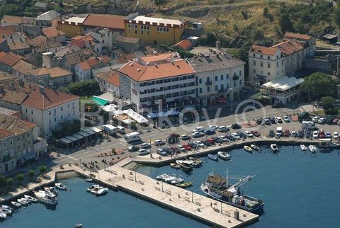 Senj, center, business building with floor plan area of 656 m2It is located in the M2 zone, so it is possible to convert it into a residential area.Ideal for catering or tourist activities. It is 100 m from the main square, 200 m from the main beach....