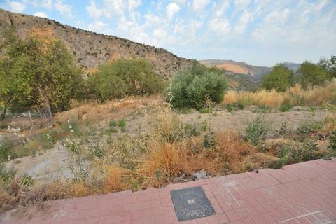 Plot ready to build with views Plot of 140 m2 on urban land, on the edge of the town with a buildable area of 1,050. Here you have a space where you can develop your ideal home, whether it is a small house (made of wood) as a second residence, touris...