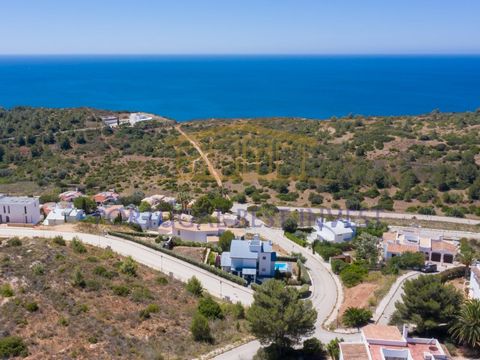Urban plot with 903sqm with building permission for a villa, located near the beaches of Cabanas Velhas, Burgau and Salema. This plot is located in Quinta da Fortaleza, a quiet area surrounded by the green of the countryside and the blue of the ocean...