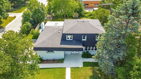 Detach 3 Bed Freshly Upgraded From Top To Bottom In Most Desired Location Of Erin. Modern & Stylish Finishes Incl. Stucco Exterior, Newer Windows/Shingles & Doors(2021), Pot Lights, Polished Porcelain Tile & High End Laminate. Family Rm W Artistic Ac...