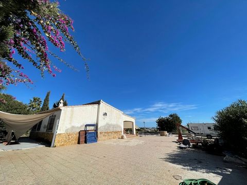 This 800m2 urban plot is located to the south, in a very quiet area surrounded by nature and green areas and with sea views. It has a 121m2 single-family home with the possibility of expanding. The plot is within walking distance of Calpe and the dis...