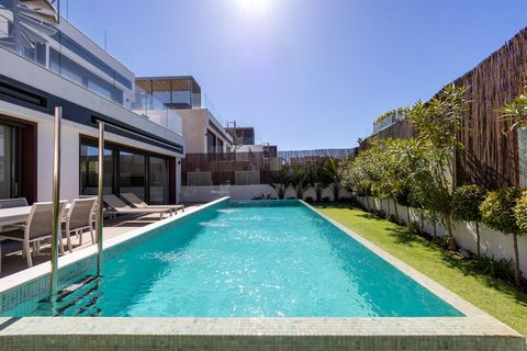 This is a brand new modern villa situated just 250m from the Rio Verde beach on the famous Marbella Golden Mile and only 10mn walk to the glamourous Puerto Banus. Its situation is ideal whether you want to enjoy the Puerto Banus lifestyle or you pref...