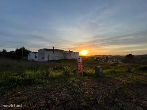 Plot for construction of detached house in residential area of Mainça - Coimbra. With a total area of 771 m2, this flat land is an excellent option to build your dream villa. It is inserted in a housing area H2, which allows: - Construction of detach...