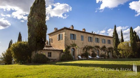 Elegant villa with a private swimming pool located close by the village of Montalcino, famous worldwide for its beauty and red wine production among which Brunello di Montalcino. This property is ideal for wine lovers as it is close to many well-know...