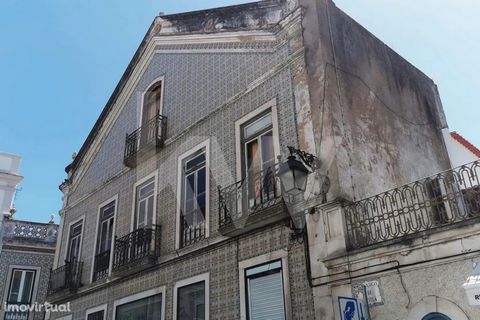 Unique opportunity: Building with two floors for Housing and a ground floor for Commerce, located in the prime area of the Historic Center of the City of Santarém, right in front of the emblematic church of Marvila. It is located next to Visconde Ser...