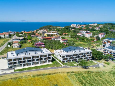 Dit gloednieuwe project is gelegen in het Yalova-gebied van Turkije Het duplex appartement heeft een balkon en 1 groot terras Het is een geweldige vakantieplek vol natuur en uitzicht op zee 5 min. naar markten & bazaars & winkels Balkons met uitzicht...