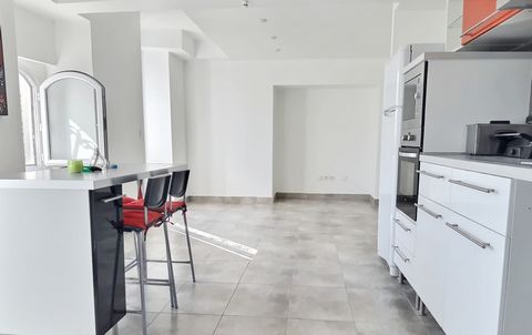 Buy real estate with this house with 3 bedrooms in the 15th arr. on the territory of Marseille. Year of construction: 1930, the building is steeped in history. The interior space consists of a bathroom, a kitchen area and a sleeping area with 3 bedro...