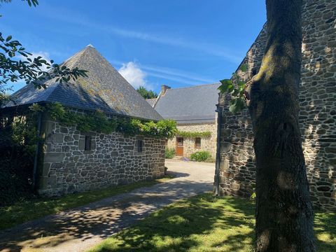 THE EMERAUDE REAL ESTATE AGENCY OFFERS YOU SAINT-CAST LE GUILDO ABOUT 3KM FROM THE GOLF COURSE AND THE BEACH Detached non-semi-detached character property on a plot of approximately 2 hectares (around the property). Entrance, dining room, living room...