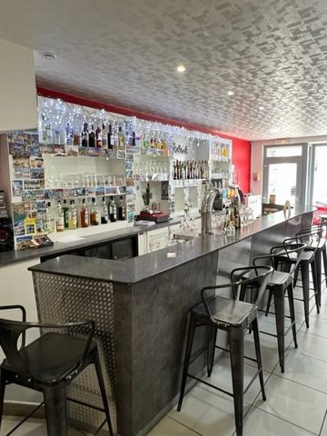 Café of about 73m2 with ideal location located in a historic district of SAINT-MIHIEL composed of a loyal clientele. This business is ideal for a person wishing to start alone or in pairs. Currently 30 seats are available indoors. A pleasant terrace ...