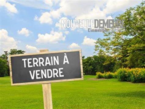 In the town center of Plerguer, close to shops and schools. Nouvelle Demeure offers you this building plot of 788m2. Serviced with drinking water, mains drainage and electricity - Free of builder - East / West exposure. Your local consultant: Vincent...