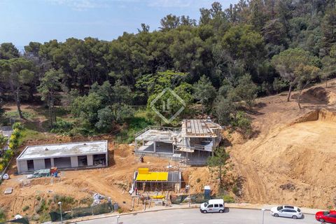 Lucas Fox presents this project under construction of a modern villa in a minimalist style, with four bedrooms, a pool and a garage, located a short walk from the beach of Cala Bona. It is a villa with a kitchen open to the living room, four bedrooms...