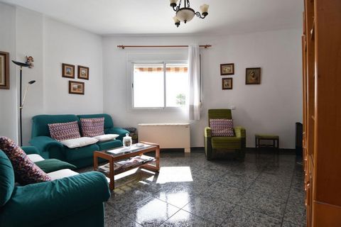 Looking for a home in Huercal de Almería? This may be the one you have been looking for a long time, it is in good condition and has 165.24m2 of which 108.38m2 correspond to housing. It is distributed in 3 bedrooms, bathroom, toilet, living room with...