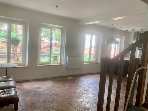 Nathalie BOUVARD offers you this property: Rare, in the very center of Montreuil in a quiet and out of sight, this charming townhouse develops 105 M2 on the ground (i.e. 78 M2 Carrez-96 M2 weighted). Behind a carriage door, in a pedestrian street wit...