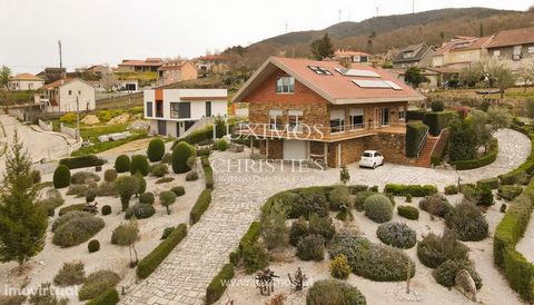 Excelente casa localizada em Pedras Salgadas, no Douro, na Região do Alto Tâmega. Moradia com características e arquitetura específica para um enquadramento paisagistico perfeito. Construção e acabamentos de qualidade com ótimos isolamentos térmicos ...