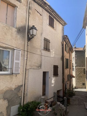 BOUYON: Near (Carros) public parking and shops, Village house type 2 rooms composed on the ground floor of a kitchen, on the 1st floor, a living room on the second and last floor a bedroom and a bathroom with toilet and to complete the whole a cellar...