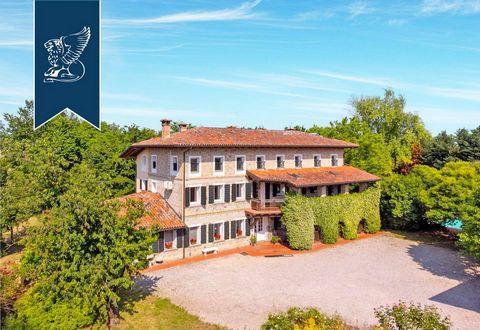 In the province of Pordenone, in a charming rural area in close contact with nature, this villa for sale is a fantastic example of bioclimatic architecture. This magnificent estate, just an hour from the renowned Venice, Lignano Sabbiadoro and Cortin...