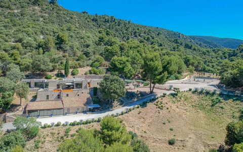 Exceptional 800 m2 property facing south on more than 24 acres of landscaped grounds. Few kilometers away from the center of Lourmarin, between lands and forest, this designer house offers a breathtaking view over the Luberon, varying with the season...