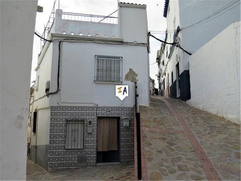 Dit geweldige herenhuis in Martos, in de provincie Jaén in Andalusië, Spanje, is veel groter dan het lijkt met een grote patio en een groot dakterras met verreikende uitzichten. Moet gezien worden om gewaardeerd te worden. Gelegen tussen twee straten...