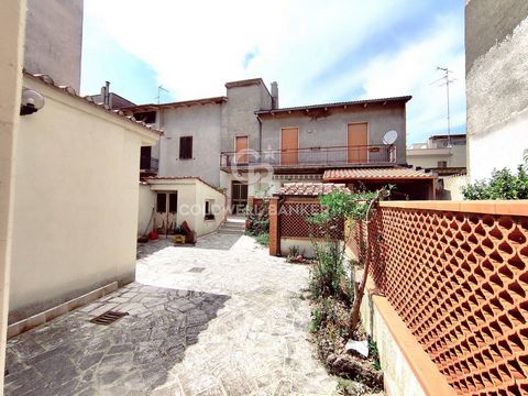 LAZIO - VITERBO - CANINO SEMI-INDEPENDENT APARTMENT WITH GARAGE AND GARDEN Semi-independent apartment offering: approximately 100 sq.m. on the first floor; 50 square meters of semi-usable attic which is accessed by an internal staircase; 50 m2 of ter...