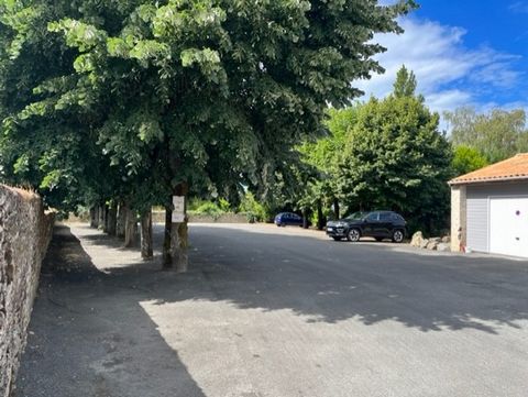 Building of more than 420 M2 built on 2 levels. In the heart of the town center in the immediate vicinity of shops and schools. The service includes: A commercial premises of more than 230 M2 operated in bar restaurant -Rented 1110 € HT / month. An a...