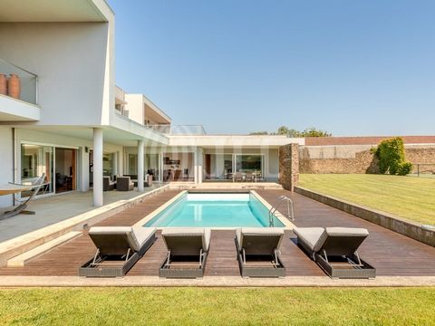 Luxury 5-bedroom villa, 4 fronts, with garden, swimming pool and tennis court in Fão, Esposende, Braga. The luxury villa is set on a plot of land, 685 sqm construction gross area, 2,340 sqm garden with swimming pool and tennis court. Modern architect...