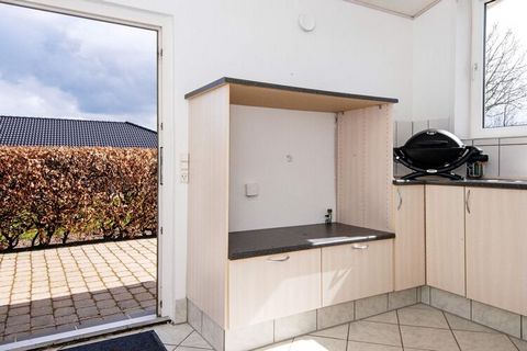 Zadbane mieszkanie wakacyjne w Arrild w środkowej Jutlandii. Mieszkanie składa się z ładnego holu wejściowego z pralką i zamrażarką oraz dużą ilością miejsca na odzież wierzchnią i obuwie oraz dużej kuchni ze zmywarką i jadalnią w otwartym połączeniu...