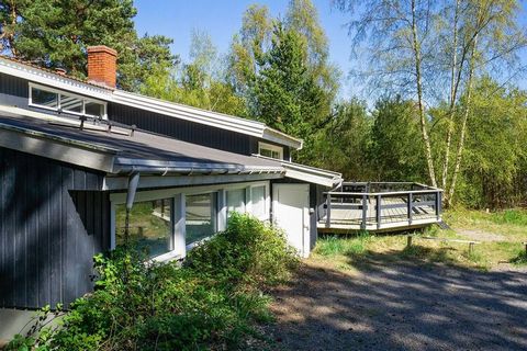 Maison de vacances avec piscine, bain à remous et sauna située à env. 50 mètres de l'eau et à env. 200 m de la plage de sable de Snogebæk. L'emplacement de la maison a eu lieu avec une grande considération pour la plantation forestière existante et b...