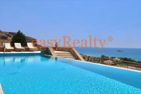 Website: easyrealtyrhodes.com Meteen met het welkom doet deze villa u beseffen waarom het precies is gebouwd om het werkelijk unieke landschap te complimenteren. Het gevoel dat de villa 