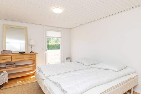 Ferienhaus auf der kleinen Insel Enø in der Nähe von Karrebæksminde und Fjord. Im Haus stehen Küche und Wohnzimmer sowie der integrierte Wintergarten in einer offenen Verbindung. Es gibt ein Schlafzimmer mit Doppelbett und zwei Zimmer mit je zwei Ein...