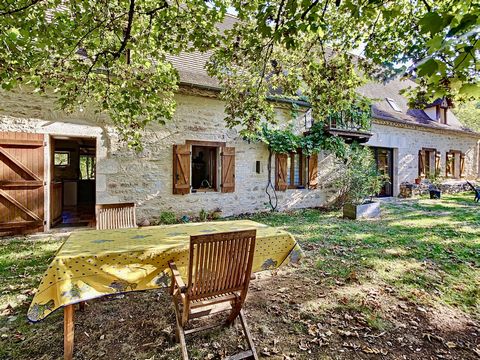 At the foot of the village of Calvignac, in a quiet cul-de-sac and with a clear view of the Lot valley, come quickly and discover this stone house completely renovated in 2010. This farmhouse benefits, on the ground floor, from a very large living-di...