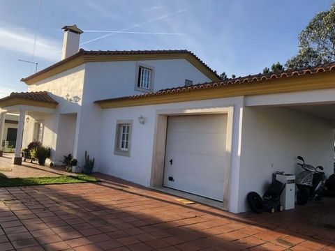 4 bedroom villa in Nadadouro with patio with land of 1020m². This excellent villa is located in a quiet area just 4km from the beach of Foz do Arelho and 2kms from the Obidos Lagoon. The property consists of two floors where on the ground floor it is...