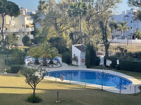 Located in Calahonda. Bright and spacious duplex apartment located in the lower part of Calahonda, just a few minutes' walk from the beach, shops, bars, restaurants and all kinds of day-to-day services. The property is located in the Punta de Ca...