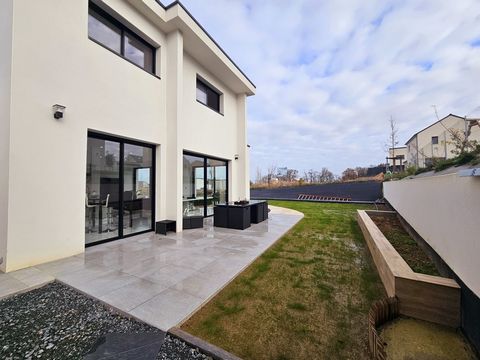 Nicolas ALDUY presents you in EXCLUSIVITY this NEW and family house of 163m2 in the town of Montreuil-Juigné 10 minutes from Angers. This house with pleasant volumes consists of a large entrance, a living room of more than 55 m2 bathed in light with ...