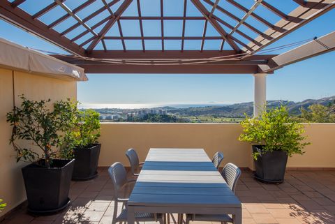 Perfect gelegen penthouse appartement met ongelooflijk solarium op het dak met 360-graden uitzicht op de zee, de golfbaan en de bergen. De woning ligt naast en op loopafstand van het onlangs gerenoveerde clubhuis van Los Arqueros golf en heeft in tot...