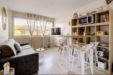 Welcome to this renovated studio in the heart of Cassis, the pearl of the Mediterranean! Ready to use and ideal for an Airbnb-type rental, you will be seduced by a condensed comfort on a small surface. On the first floor, it consists of a hallway, sh...