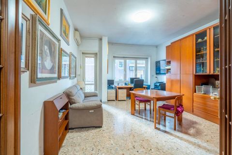 Luminous three-room apartment adjacent to Largo La Loggia In via Portuense, near Largo La Loggia, just a few steps from Viale dei Colli Portuensi, Coldwell Banker offers for sale a beautiful apartment of about 115 sqm. within an elegant residential c...