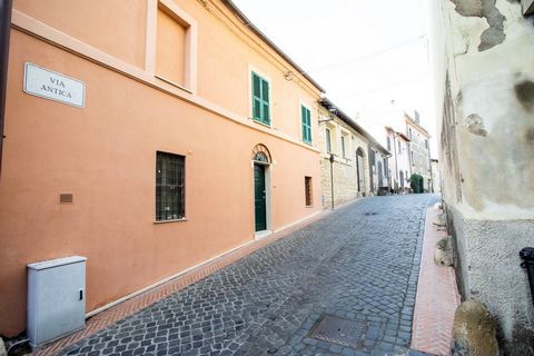 In the suggestive and historic city of Tarquinia, and precisely in Via Antica, this splendid independent apartment is available for sale, with a level terrace and warehouse on the ground floor. In excellent conservation conditions, the property is on...