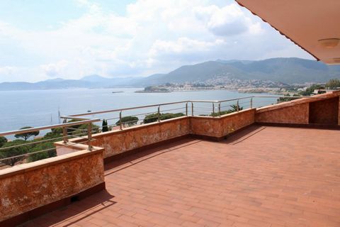 Fantastic house for sale with view to the sea in Cap Ras. Distributed on ground floor with entry with cupboards, hall, dining room and living room in two levels, dining room-kitchen with terrace and view to the sea, washing place, toilet. Distributor...