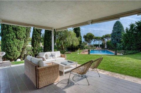 Fabuleuse villa à vendre à S'Agaró. Construite sur un terrain de 1 516 m2 avec de grands espaces de détente et d'agréables vues panoramiques. Sur les 457 m2 de surface construite, nous trouvons 8 chambres et 6 salles de bains, ainsi qu'un grand porch...