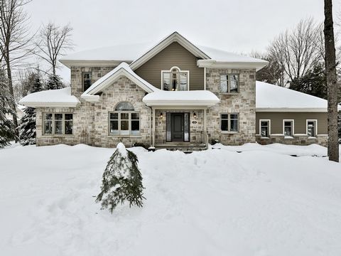 Welcome to your haven of peace! Located in an enchanting area of Saint-Colomban, this prestigious property offers: a spacious and bright open concept, a kitchen with central island and heated floor, two-sided stone gas fireplace, 5 bedrooms, 2 full b...