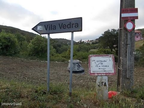 Terreno rustico, situado no lugar de Vila Vedra, na periferia dos lugares do Carvalhal de Alcobela de Baixo, aproximadamente a 1,3 Km da E.M. 530-1, 1,8 Km da E.M. 115 e a 13 Km de Arruda dos Vinhos. A envolvente é marcadamente rural, sendo carateriz...
