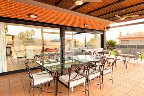 Detached house with swimming pool in Caldes d`Estrac, cosy town of Costa Maresme, located 40 minutes from Barcelona and 50 minutes from Girona. The house was built in 2003 and has a construction area of ​​379 m2 divided in three floors + basement, on...