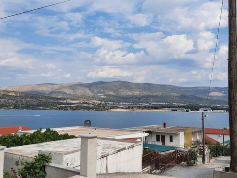 Le terrain à bâtir de 833 m2 est situé sur l’île de Čiovo, à seulement 3 km du centre de Trogir. Une route goudronnée mène à la propriété et les connexions électriques et d’eau sont situées sur la propriété. Le terrain offre une vue imprenable sur la...