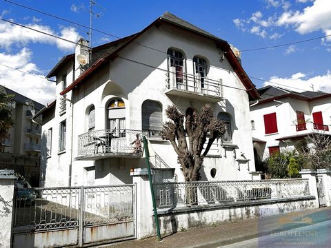 Close to the city center, large house of 225 m2 raised on 3 levels with large garage and large cellar in the basement on land of 496 m2 enclosed. Comprising on the ground floor a games room, boiler room, laundry room, upstairs entrance hallway with c...