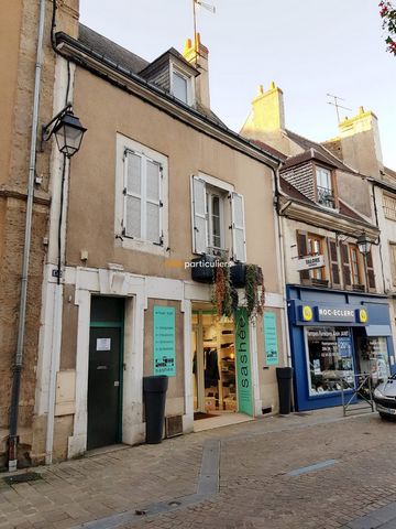 Located in the city center of LA CHATRE, this building is composed of a commercial premises with a surface area of 55 m2 currently rented 510 euros, on the 1st floor: an apartment with terrace with a surface area of 39 m2 rented 350 euros, On the 2nd...