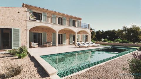 This new building in classic style near Campos in the south of the island of Mallorca offers a Mediterranean ambience. The attractive single-family house impresses with its typical architecture with natural stone elements, large windows and high wood...