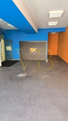 Investment opportunity or for those who want to start their own business. Shop for sale in Centro Comercial das Antas, Porto, with 72.5m². It is a set of two units linked together, stores 35-36. It has a strategic location with easy access, proximity...